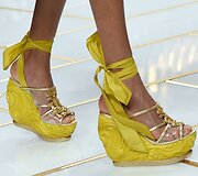 &bdquo;Guo Pei&ldquo; 2016 m. pavasario-vasaros kolekcijos modelis
