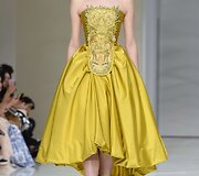 &bdquo;Guo Pei&ldquo; 2016 m. pavasario-vasaros kolekcijos modelis