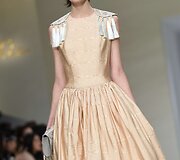 &bdquo;Guo Pei&ldquo; 2016 m. pavasario-vasaros kolekcijos modelis