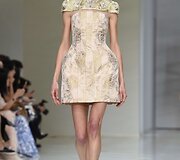 &bdquo;Guo Pei&ldquo; 2016 m. pavasario-vasaros kolekcijos modelis