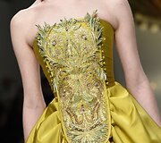 &bdquo;Guo Pei&ldquo; 2016 m. pavasario-vasaros kolekcijos modelis