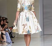 &bdquo;Guo Pei&ldquo; 2016 m. pavasario-vasaros kolekcijos modelis