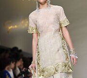 &bdquo;Guo Pei&ldquo; 2016 m. pavasario-vasaros kolekcijos modelis