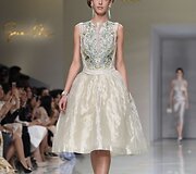 &bdquo;Guo Pei&ldquo; 2016 m. pavasario-vasaros kolekcijos modelis