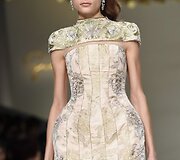 &bdquo;Guo Pei&ldquo; 2016 m. pavasario-vasaros kolekcijos modelis