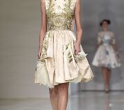 &bdquo;Guo Pei&ldquo; 2016 m. pavasario-vasaros kolekcijos modelis