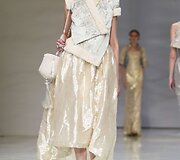 &bdquo;Guo Pei&ldquo; 2016 m. pavasario-vasaros kolekcijos modelis