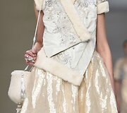&bdquo;Guo Pei&ldquo; 2016 m. pavasario-vasaros kolekcijos modelis