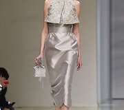&bdquo;Guo Pei&ldquo; 2016 m. pavasario-vasaros kolekcijos modelis