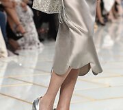 &bdquo;Guo Pei&ldquo; 2016 m. pavasario-vasaros kolekcijos modelis