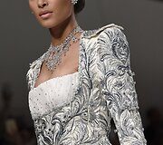 &bdquo;Guo Pei&ldquo; 2016 m. pavasario-vasaros kolekcijos modelis