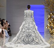 &bdquo;Guo Pei&ldquo; 2016 m. pavasario-vasaros kolekcijos modelis