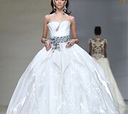 &bdquo;Guo Pei&ldquo; 2016 m. pavasario-vasaros kolekcijos modelis