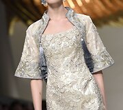 &bdquo;Guo Pei&ldquo; 2016 m. pavasario-vasaros kolekcijos modelis