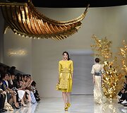 &bdquo;Guo Pei&ldquo; 2016 m. pavasario-vasaros kolekcijos modelis