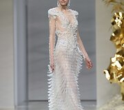 &bdquo;Guo Pei&ldquo; 2016 m. pavasario-vasaros kolekcijos modelis