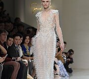 &bdquo;Guo Pei&ldquo; 2016 m. pavasario-vasaros kolekcijos modelis