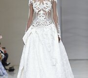&bdquo;Guo Pei&ldquo; 2016 m. pavasario-vasaros kolekcijos modelis
