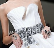 &bdquo;Guo Pei&ldquo; 2016 m. pavasario-vasaros kolekcijos modelis