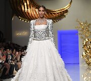 &bdquo;Guo Pei&ldquo; 2016 m. pavasario-vasaros kolekcijos modelis