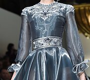 &bdquo;Guo Pei&ldquo; 2016 m. pavasario-vasaros kolekcijos modelis