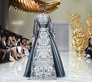 &bdquo;Guo Pei&ldquo; 2016 m. pavasario-vasaros kolekcijos modelis