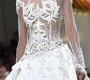 &bdquo;Guo Pei&ldquo; 2016 m. pavasario-vasaros kolekcijos modelis