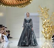 &bdquo;Guo Pei&ldquo; 2016 m. pavasario-vasaros kolekcijos modelis