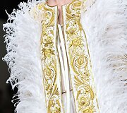 &bdquo;Guo Pei&ldquo; 2016 m. pavasario-vasaros kolekcijos modelis