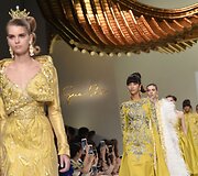&bdquo;Guo Pei&ldquo; 2016 m. pavasario-vasaros kolekcijos modelis