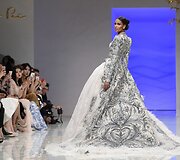 &bdquo;Guo Pei&ldquo; 2016 m. pavasario-vasaros kolekcijos modelis