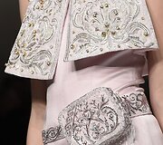 &bdquo;Guo Pei&ldquo; 2016 m. pavasario-vasaros kolekcijos modelis