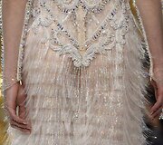 &bdquo;Guo Pei&ldquo; 2016 m. pavasario-vasaros kolekcijos modelis