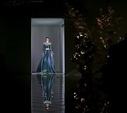 &bdquo;Guo Pei&ldquo; 2016 m. pavasario-vasaros kolekcijos modelis