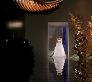 &bdquo;Guo Pei&ldquo; 2016 m. pavasario-vasaros kolekcijos modelis