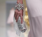 &bdquo;Guo Pei&ldquo; 2016 m. pavasario-vasaros kolekcijos modelis