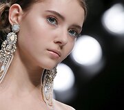 &bdquo;Guo Pei&ldquo; 2016 m. pavasario-vasaros kolekcijos modelis