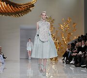 &bdquo;Guo Pei&ldquo; 2016 m. pavasario-vasaros kolekcijos modelis