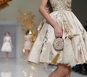 &bdquo;Guo Pei&ldquo; 2016 m. pavasario-vasaros kolekcijos modelis