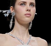 &bdquo;Guo Pei&ldquo; 2016 m. pavasario-vasaros kolekcijos modelis
