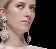 &bdquo;Guo Pei&ldquo; 2016 m. pavasario-vasaros kolekcijos modelis