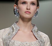 &bdquo;Guo Pei&ldquo; 2016 m. pavasario-vasaros kolekcijos modelis