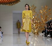 &bdquo;Guo Pei&ldquo; 2016 m. pavasario-vasaros kolekcijos modelis