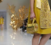 &bdquo;Guo Pei&ldquo; 2016 m. pavasario-vasaros kolekcijos modelis