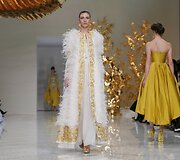 &bdquo;Guo Pei&ldquo; 2016 m. pavasario-vasaros kolekcijos modelis