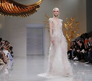 &bdquo;Guo Pei&ldquo; 2016 m. pavasario-vasaros kolekcijos modelis