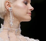 &bdquo;Guo Pei&ldquo; 2016 m. pavasario-vasaros kolekcijos modelis