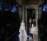 &bdquo;Zuhair Murad&ldquo; 2016 m. pavasario-vasaros kolekcijos modelis
