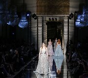 &bdquo;Zuhair Murad&ldquo; 2016 m. pavasario-vasaros kolekcijos modelis