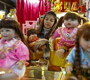 Užkalbėtos tailandiečių lėlės &ndash; vaikai-angelai &ndash; tikima atne&scaron;a laimę ir turtus